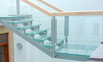 Стеклянные ступени и стеклянная площадка на лестнице в Воронеже. Готовые проекты ПерилаГлавСнаб Стеклянные ступени и стеклянная площадка на лестнице в Воронеже. Готовые проекты ПерилаГлавСнаб