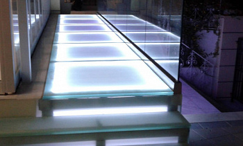 Стеклянный подиум со ступенями с подсветкой в Воронеже. Готовые проекты ПерилаГлавСнаб