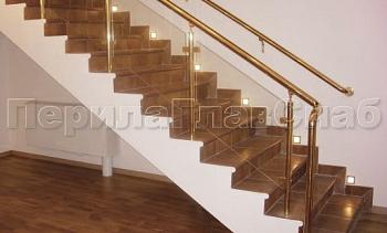 Ограждение лестницы с прозрачным стеклом, стойками и поручнем из латуни в Воронеже. Готовые проекты ПерилаГлавСнаб