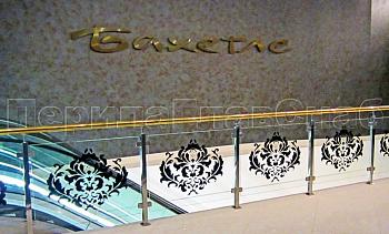 Ограждение лестницы на квадратных стойках с латунным поручнем в Воронеже. Готовые проекты ПерилаГлавСнаб