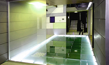 Подсветка стеклянного пола в гостинице в Воронеже. Готовые проекты ПерилаГлавСнаб Подсветка стеклянного пола в гостинице в Воронеже. Готовые проекты ПерилаГлавСнаб