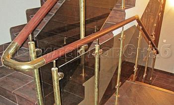 Ограждение лестницы со стеклом, тонированным в массе, стойки и завязки поручня из латуни в Воронеже. Готовые проекты ПерилаГлавСнаб