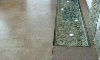 Стеклянный пол в квартиру с декоративной композицией в Воронеже. Готовые проекты ПерилаГлавСнаб