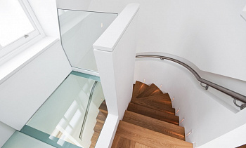 Стеклянный потолок в двухъярусной квартире в Воронеже. Готовые проекты ПерилаГлавСнаб Стеклянный потолок в двухъярусной квартире в Воронеже. Готовые проекты ПерилаГлавСнаб