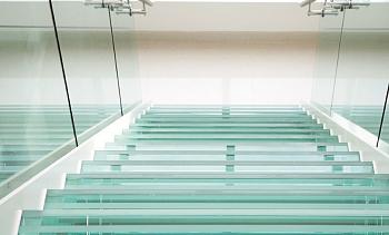 Стеклянные ступени на косоурной лестнице в доме в Воронеже. Готовые проекты ПерилаГлавСнаб