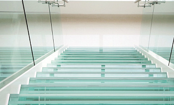 Стеклянные ступени на косоурной лестнице в доме в Воронеже. Готовые проекты ПерилаГлавСнаб Стеклянные ступени на косоурной лестнице в доме в Воронеже. Готовые проекты ПерилаГлавСнаб