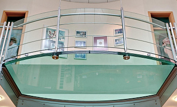 Стеклянный пол на внутреннем выступе атриума в Воронеже. Готовые проекты ПерилаГлавСнаб Стеклянный пол на внутреннем выступе атриума в Воронеже. Готовые проекты ПерилаГлавСнаб