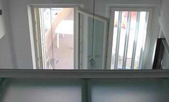 Стеклянное перекрытие из матового стекла на внутреннем балконе в Воронеже. Готовые проекты ПерилаГлавСнаб