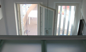 Стеклянное перекрытие из матового стекла на внутреннем балконе в Воронеже. Готовые проекты ПерилаГлавСнаб Стеклянное перекрытие из матового стекла на внутреннем балконе в Воронеже. Готовые проекты ПерилаГлавСнаб