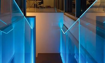 Ограждения лестниц на несущем стекле с подсветкой в Воронеже. Готовые проекты ПерилаГлавСнаб