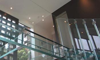 Стеклянные полы на площадке маршевой лестницы в Воронеже. Готовые проекты ПерилаГлавСнаб
