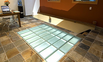 Подсветка стеклянного пола в доме в Воронеже. Готовые проекты ПерилаГлавСнаб Подсветка стеклянного пола в доме в Воронеже. Готовые проекты ПерилаГлавСнаб