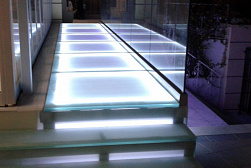 Стеклянные полы и подиумы в Воронеже. Готовые проекты ПерилаГлавСнаб - фото 1